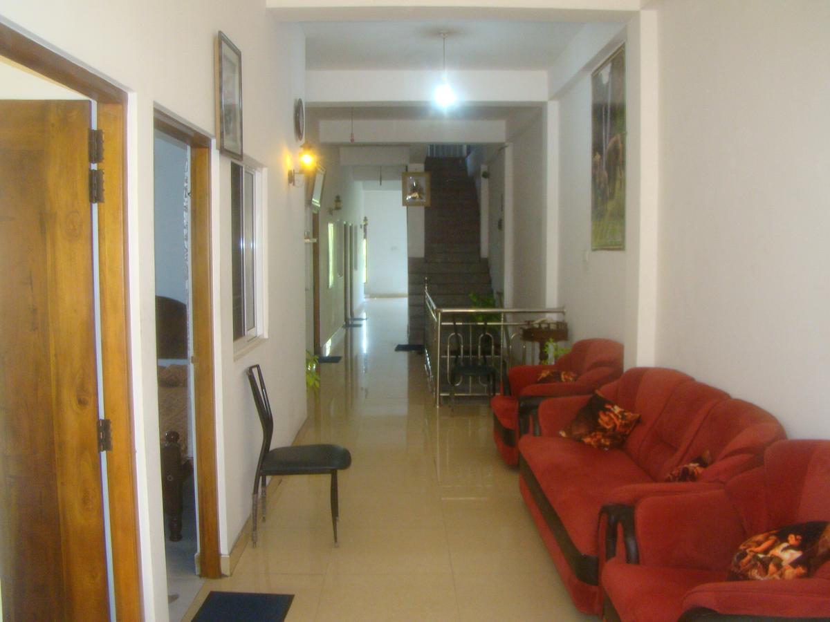 Down Town Hotel Ponnarankulama Екстер'єр фото